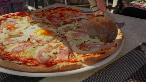 Cortar-Deliciosa-Pizza-Fresca-En-El-Restaurante,-Vista-De-Cerca
