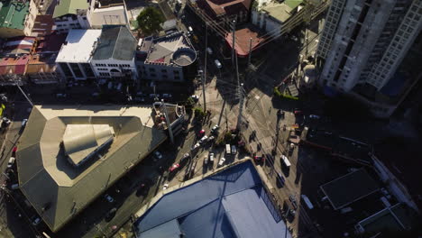 Verkehr-Im-Savana-Commercial-Center-In-Makati-City,-Philippinen---Luftaufnahme