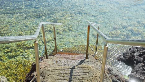 Treppe-Führt-Zum-Kristallklaren-Atlantik-Auf-Teneriffa,-Statische-Ansicht