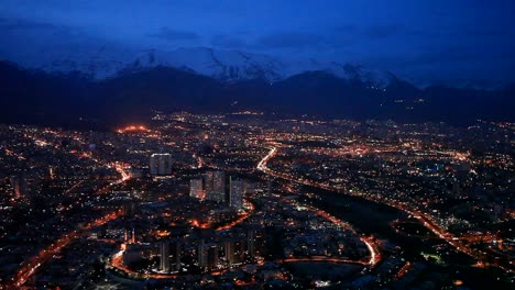 Toma-Nocturna-De-La-Torre-Milad-De-Teherán-Desde-Un-Dron-De-La-Torre-Milad-En-La-Capital-Iraní,-Teherán