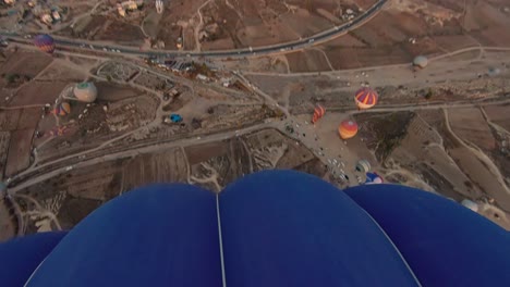 Heißluftballons-Fahren-Bei-Sonnenuntergang-über-Kappadokien-In-Der-Türkei