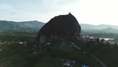 Atemberaubende-Luftumlaufbahn-Von-El-Penon-De-Guatape-Bei-Sonnenuntergang-In-Kolumbien