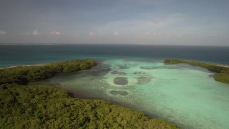 Das-Türkisfarbene-Wasser-Und-Die-Grünen-Inseln-Des-Los-Roques-Archipels-In-Venezuela,-Luftaufnahme