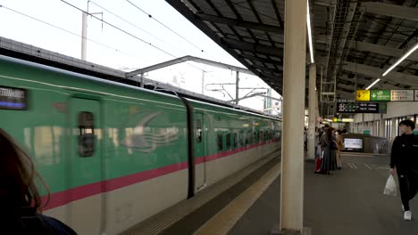 El-Tren-Shinkansen-Serie-E5-Llega-Al-Andén-De-La-Estación-Jr-East-Utsunomiya