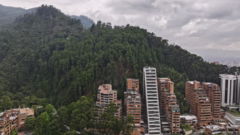 Bogota-Colombia-Drone-Cinematográfico-Aéreo-V4-Sobrevolando-La-Montaña-Capturando-El-Próspero-Barrio-Residencial-De-La-Ladera-De-El-Chico-Con-Vistas-Del-Paisaje-Urbano-De-Chapinero---Filmado-Con-Cine-Mavic-3---Noviembre-De-2022