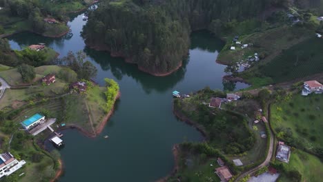 Lakeside-Houses-on-Rivers-of-Guatape-Town,-Colombia,-Aerial-Drone-View