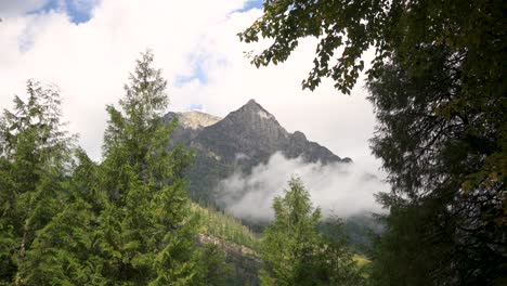 Wolken-Vor-Dem-Mount-Vaught-Im-Glacier-National-Park-Tagsüber,-Zeitraffer