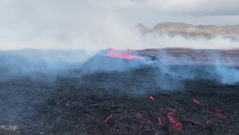 Rauchende-Geschmolzene-Lava,-Eruption-In-Zeitlupe,-Explodierender-Vulkankrater-Fagradalsfjall-In-Island