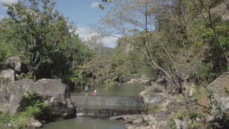 Familie-Erfrischt-Sich-Im-Sommer-Beim-Schwimmen-In-Einem-Kleinen-Staudamm-Im-Gemeindefluss-Soledad-In-El-Paraíso,-Südhonduras