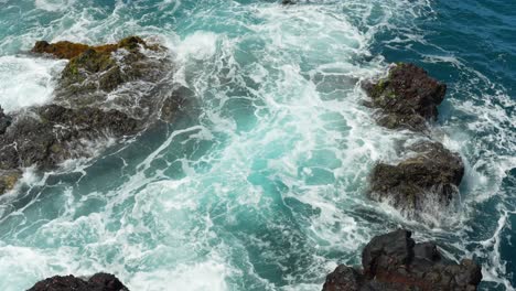 Schaumiges-Wasser-Des-Atlantischen-Ozeans-Fließt-über-Die-Felsige-Küste,-Blick-Von-Oben