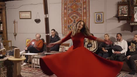 Sufi-wirbelnde-Derwische-Tanzen-In-Konya,-Türkei