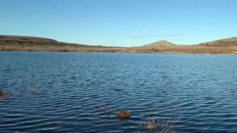 Mullaghmore-Y-Un-Lago-Muy-Inundado-Que-Impiden-El-Transporte-De-Conductores,-Excursionistas-Y-Agricultores