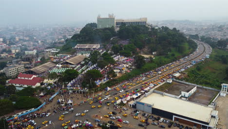 Yafe-Yaounde-Festival-Und-Das-Konferenzzentrum-Im-Sonnigen-Kamerun---Luftaufnahme