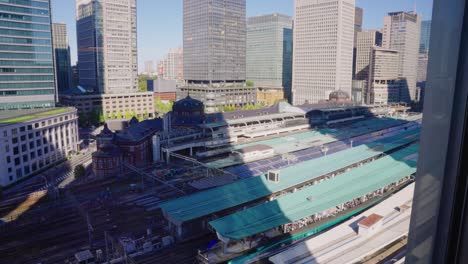 Tokio-Bahnhof-Und-Stadt,-Hochwinkelaufnahme,-Blick-Auf-Japan,-4K