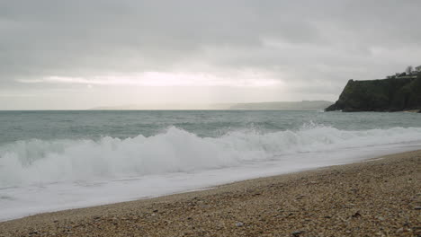 Kalte-Und-Graue-Englische-Küste-An-Einem-Wintertag-Mit-Wellen,-Die-Am-Strand-Krachen