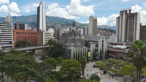 Touristenattraktionsgebäude-Des-Kulturpalastes-In-Medellin,-Kolumbien,-Luftaufnahme