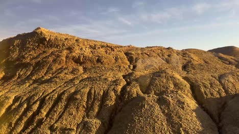 Wunderschöne-Landschaft-Mit-Heißen,-Trockenen-Hügeln,-Natur-In-Der-Wüste,-Natürliche-Weite-Aussicht-In-Zentralasien,-Naher-Osten,-Zugfahrt,-Eisenbahn,-Frieden,-Sicheres-Reisen-In-Wilder-Landschaft,-Blaue-Himmelslinie-Des-Horizonts-Im-Iran,-Yazd