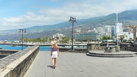 Hermosa-Mujer-Explorando-El-Puerto-De-La-Cruz-En-Tenerife,-Vista-Posterior