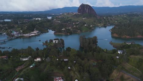 Wasserflüsse-Am-Felsen-El-Penon-De-Guatape-In-Kolumbien,-Luftaufnahmen-Bei-Sonnenuntergang