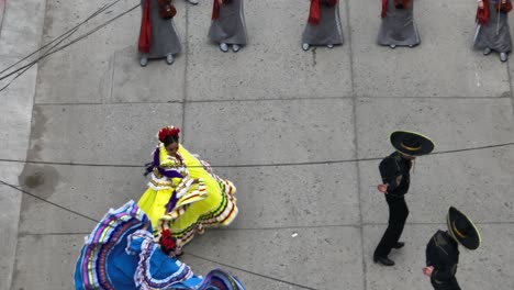 Menschen-In-Kostümen-Spielen-Instrumente-Und-Tanzen-Auf-Der-Straße-Während-Des-Mariachi-Festivals-In-Tecalitlan,-Mexiko