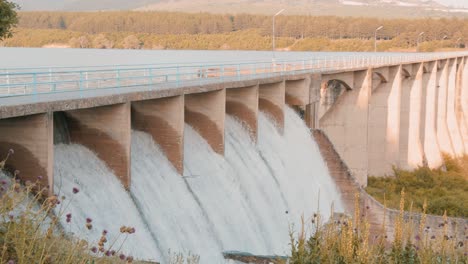 Wasser-Ergießt-Sich-über-Die-Überläufe-Eines-Staudamms