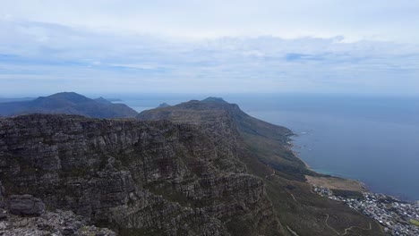 Panoramic-View-Of-Camps-Bay-And-Twelve-Apostles-Mountains-From-Table-Mountain-In-Cape-Town,-South-Africa