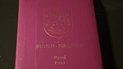 Nahaufnahme:-Der-Finnische-EU-Pass-Liegt-Auf-Einer-Schwarzen-Arbeitsplatte