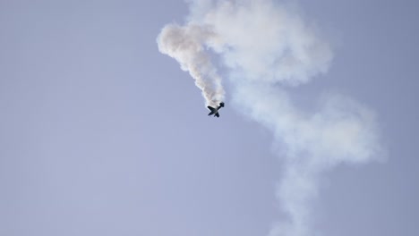 Korkenziehendes-Kunstflugzeug,-Das-Auf-Der-Flugschau-Mit-Rauchfahne-Nach-Unten-Fliegt