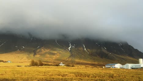 Nubosidad-Baja-En-La-Montaña-Kjalarnes,-Saltvik,-Viaje-Por-Carretera-A-Reykjavic-Islandia