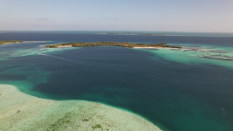 Das-Klare-Türkisfarbene-Wasser-Und-Die-Korallenriffe-In-Los-Roques,-Venezuela,-Unterstreichen-Ein-Ruhiges-Tropisches-Paradies,-Luftaufnahme
