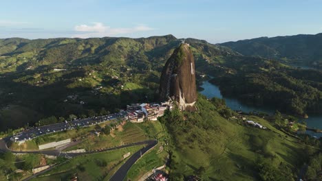 El-Peñón-De-Guatape,-Montaña-De-Atracción-Turística-En-Colombia,-Pintoresco-Paisaje-Aéreo-De-Drones