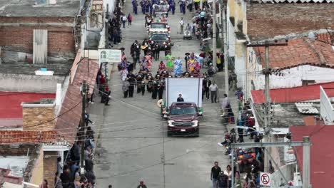Carrozas,-Bandas-Y-Bailarines-Mexicanos-En-El-Desfile-Inaugural-Del-Festival-De-Mariachi-En-Tecalitlán,-México