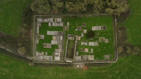 Vogelperspektive-über-Friedhofsbetongrundstücke-Und--mauern-In-Der-üppigen-Grünen-Irischen-Landschaft