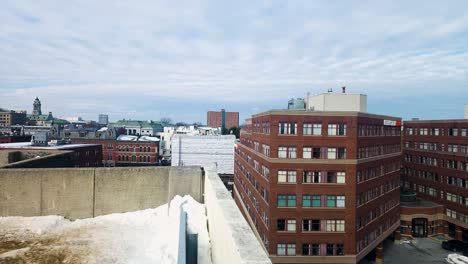 Dachansicht-Der-Innenstadt-Von-Portland,-Maine,-Mit-Blick-Auf-Das-Rathaus-Und-Das-Neue-18-stöckige-Bürogebäude-Auf-Der-Rückseite-Und-Auf-Der-Linken-Seite