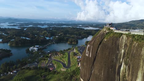 Guatapa-Berühmter-Berg-Penon-In-Kolumbien,-Luftaufnahme-Des-Aussichtspunkts