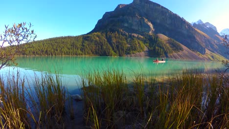 Hermosa-Vista-Del-Lago-Louis-Desde-La-Orilla-Del-Lago-En-El-Parque-Nacional-Banff,-Canadá