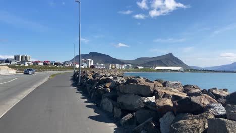 Vista-Sobre-La-Cordillera-De-Akrafjall-Desde-La-Ciudad-De-Akranes,-Islandia