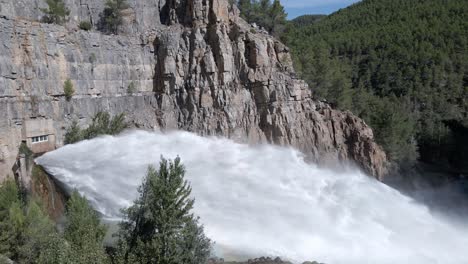 Spektakulärer-Wasserstrahlspritzer-Vom-Entwässerungspunkt-El-Chorro-Des-Arenos-Reservoirs