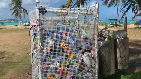 Leere-Flaschen-Plastikmülltonne-Müllcontainer-Am-Strand