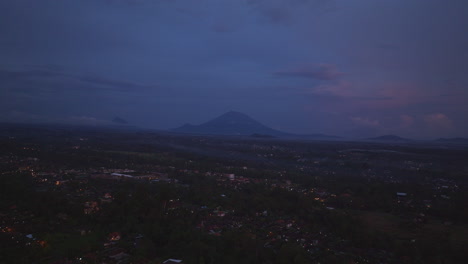 Ubud-Dorf-Mit-Beleuchteten-Häusern-Bei-Sonnenuntergang,-Bali-In-Indonesien
