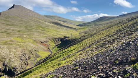 Senderismo-En-Islandia-En-Primavera-En-La-Montaña-Akrafjall-En-Un-Día-Soleado