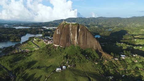 El-Peñón-De-Guatape-Afloramiento-Montañoso-Del-Batolito-De-Antioquia,-Aéreo