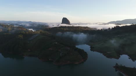 El-Penon-de-Guatape-Rock-in-Colombia,-Cinematic-Establishing-Aerial