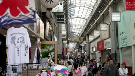 La-Calle-Shinnakamise-De-Asakusa-Presenta-Un-Paraíso-Comercial-Con-Techos-En-El-Corazón-De-Tokio,-Japón.