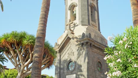Palmen-Und-Glockenturm-Der-Kirche-La-Peña-In-Der-Stadt-Puerto-De-La-Cruz