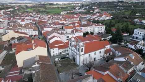 Vista-Aérea-De-La-Iglesia-Matriz-En-Fundão,-Portugal.