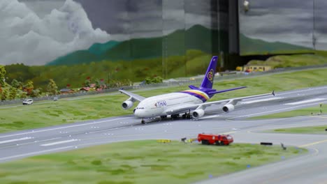 Profilansicht-Einer-Ausstellung-Eines-Toy-Thai-Airways-Flugzeugs,-Das-Im-Miniatur-Wunderland-In-Hamburg,-Deutschland,-Startet