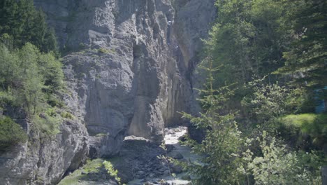 Schwenkansicht-Der-Stromschnellen-An-Der-Öffnung-Der-Gebirgsschlucht-|-Grindelwald-Schweiz-Höhle-Im-Gletschercanyon,-Europa,-4k