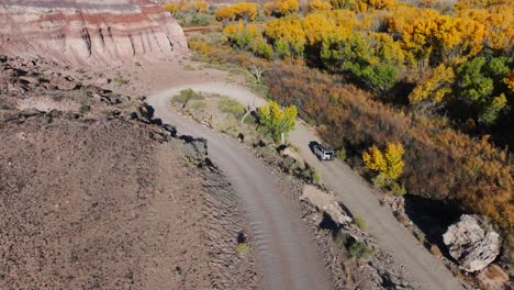 Geländewagen-Fährt-In-Der-Bentonit-Hügelwüste-In-Utah,-USA