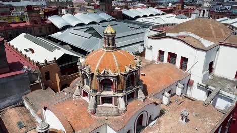 Aufwendig-Gestaltete-Dachkuppel-Auf-Einem-Gebäude-In-Der-Stadt-Puebla---Bundesstaat-Puebla,-Mexiko